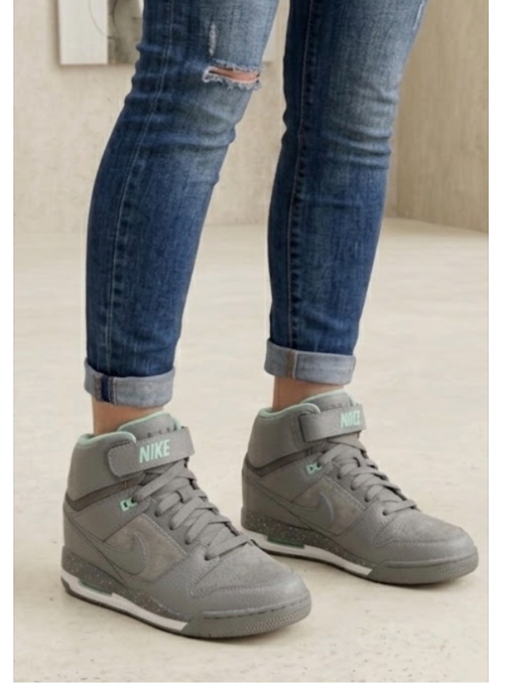 🔴 Nike Air Revolution Blue/Gray
High-Top Sneakers